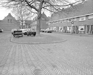 880547 Gezicht op het pleintje in de St.-Willibrordusstraat te Utrecht, met op de achtergrond het rooms-katholieke ...